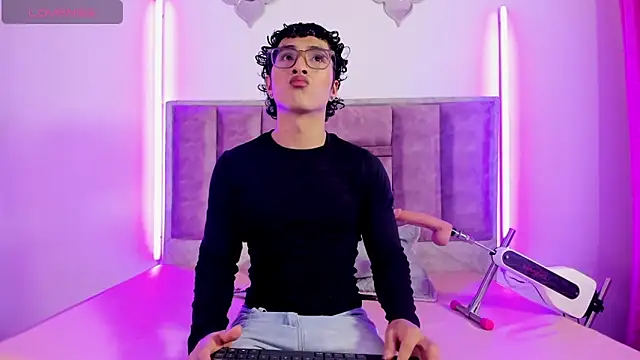 0anonimo bottom1 online show from October 7, 2025, 7:15 pm