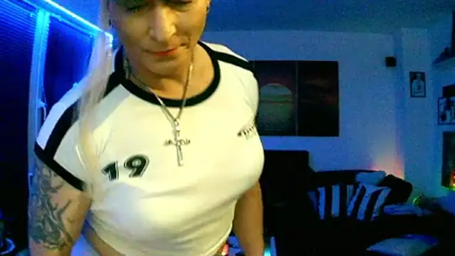 hellgirl1980 online show from November 11, 2025, 9:09 pm