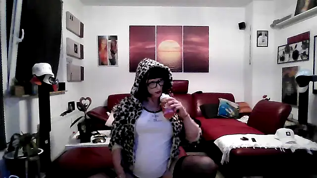 hellgirl1980 online show from September 18, 2025, 11:08 pm