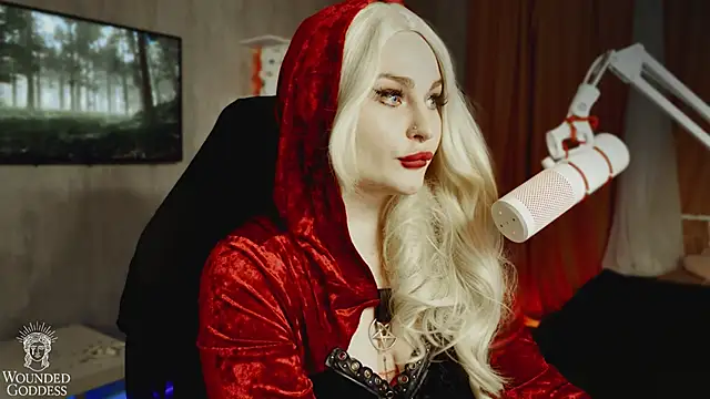 Snapshot of Wounded_Goddess_ chatting on October 31, 2025, 2:13 pm Wounded Goddess online show from October 31, 2025, 2:13 pm