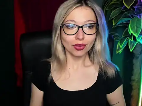 Snapshot of loveHeidi chatting on June 4, 2026, 6:18 am loveHeidi online show from June 4, 2026, 6:18 am