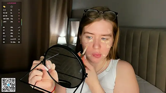 Snapshot of AlinaSollman chatting on October 22, 2025, 4:12 am AlinaSollman online show from October 22, 2025, 4:12 am