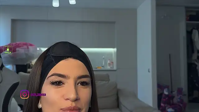 Snapshot of SofI-Play chatting on October 18, 2025, 1:24 pm SofI-Play online show from October 18, 2025, 1:24 pm