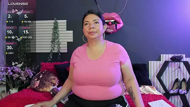 Snapshot of kinky_momm chatting on June 15, 2026, 4:50 pm kinky momm online show from June 15, 2026, 4:50 pm