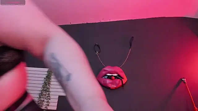 Snapshot of kinky_momm chatting on July 28, 2026, 3:21 pm kinky momm online show from July 28, 2026, 3:21 pm