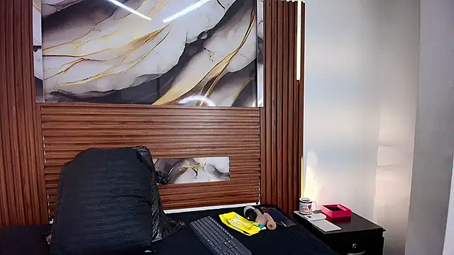 Evelin thompsson online show from October 18, 2025, 3:08 am