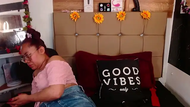 MIA  SPENCER online show from November 19, 2025, 6:30 pm