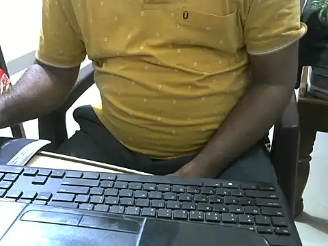 Snapshot of Famit025 chatting on December 13, 2025, 9:21 pm Famit025 online show from December 13, 2025, 9:21 pm