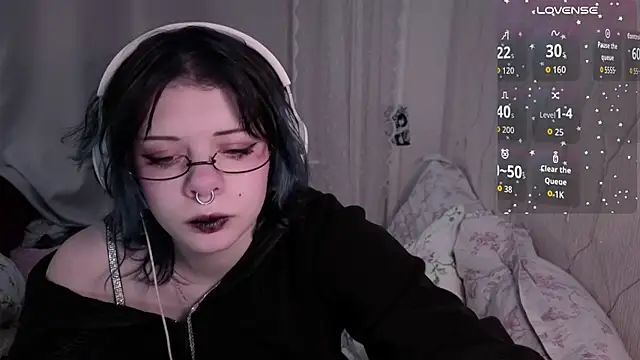 Snapshot of Alice_Zev chatting on February 15, 2026, 12:44 am Alice Zev online show from February 15, 2026, 12:44 am