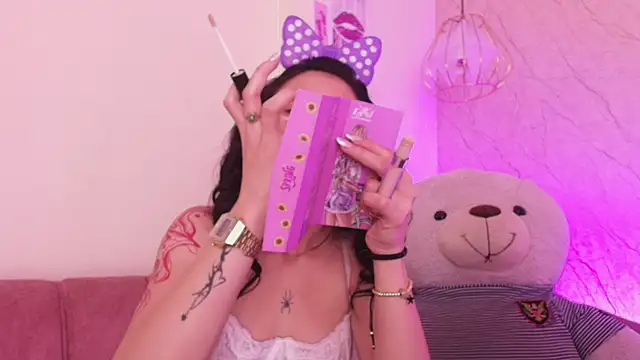 april bennett online show from November 6, 2025, 12:31 pm