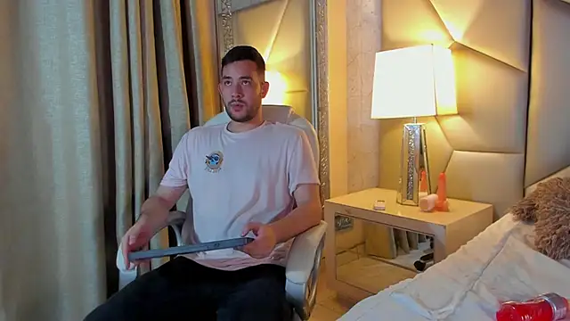 Snapshot of matti_de_lucaa chatting on September 30, 2025, 5:30 pm matti de lucaa online show from September 30, 2025, 5:30 pm