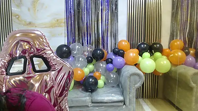 catalina5 s online show from November 6, 2025, 1:04 pm