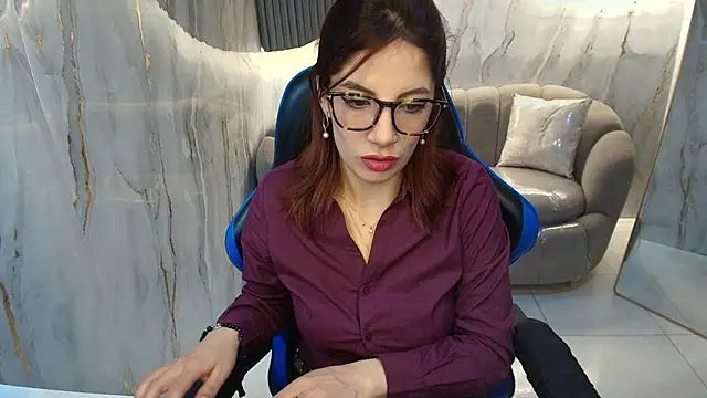 nadia r  online show from July 17, 2026, 7:44 pm