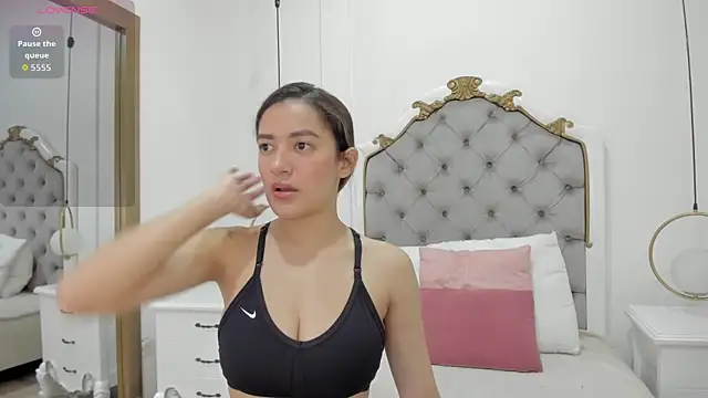 Skylerwhite02 online show from April 21, 2026, 3:35 am