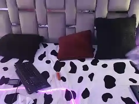 Mia2xsmith online show from December 17, 2025, 5:45 am