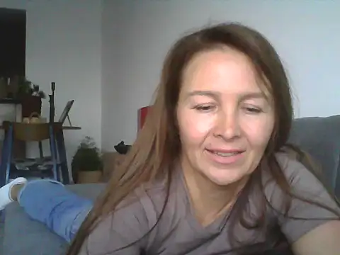 Avelinii online show from May 13, 2026, 2:46 pm