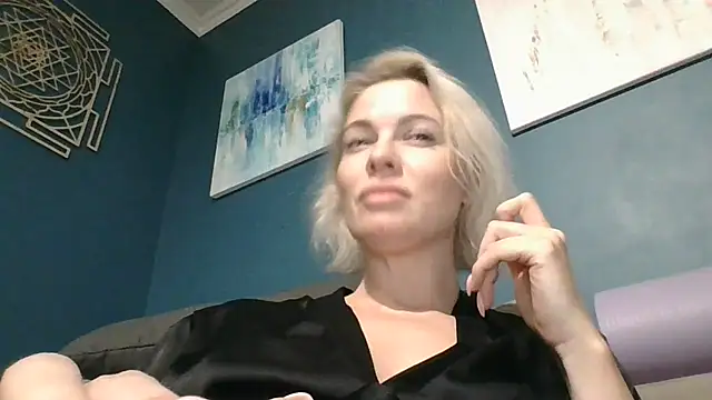 Snapshot of Elvaraa chatting on July 12, 2026, 10:32 pm Elvaraa online show from July 12, 2026, 10:32 pm