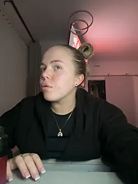 prettycocomae online show from November 10, 2025, 8:36 pm