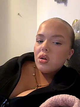 prettycocomae online show from October 14, 2025, 9:15 pm