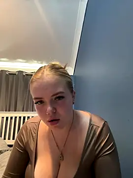 prettycocomae online show from September 10, 2025, 2:49 pm