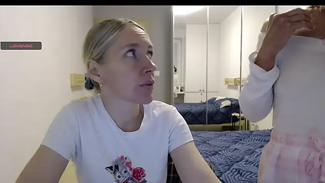 Snapshot of Two_Sisters chatting on October 12, 2025, 4:52 pm Two Sisters online show from October 12, 2025, 4:52 pm