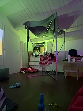 Malcom2f online show from April 22, 2026, 6:42 am