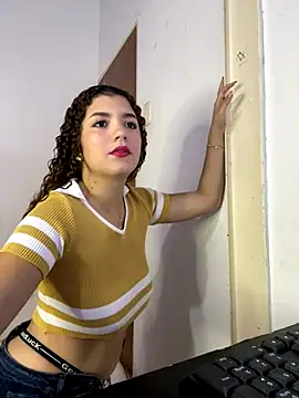 Snapshot of Fiorela_1 chatting on October 14, 2025, 6:19 pm Fiorela 1 online show from October 14, 2025, 6:19 pm
