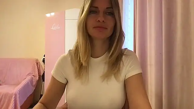 Snapshot of KarelliaStar chatting on May 5, 2026, 6:27 am KarelliaStar online show from May 5, 2026, 6:27 am