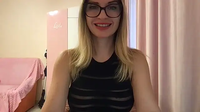 Snapshot of KarelliaStar chatting on May 13, 2026, 3:52 pm KarelliaStar online show from May 13, 2026, 3:52 pm