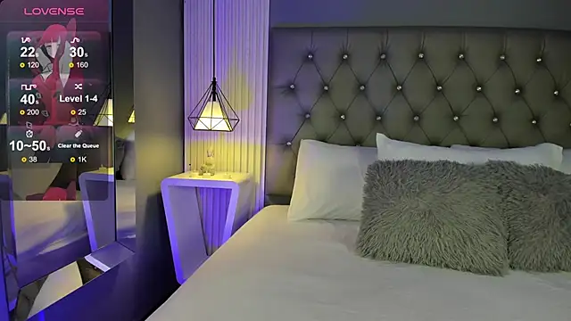 LunaBloomn online show from November 26, 2025, 5:02 pm