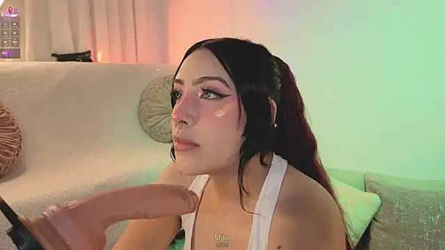 Snapshot of ashlynnlowe_ chatting on February 22, 2026, 10:11 pm ashlynnlowe online show from February 22, 2026, 10:11 pm