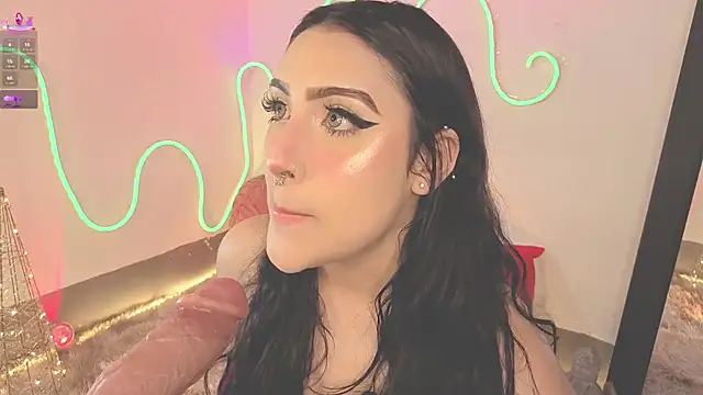 Snapshot of ashlynnlowe_ chatting on December 20, 2025, 7:17 pm ashlynnlowe online show from December 20, 2025, 7:17 pm