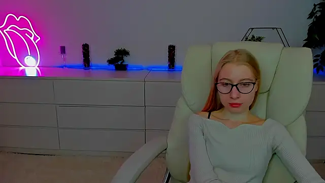 Alina Blonde online show from October 8, 2025, 5:42 am