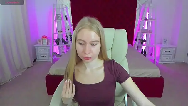 Snapshot of Alina_Blonde chatting on July 11, 2026, 5:41 am Alina Blonde online show from July 11, 2026, 5:41 am