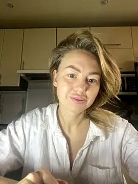 MartaLuna  online show from November 16, 2025, 7:35 am