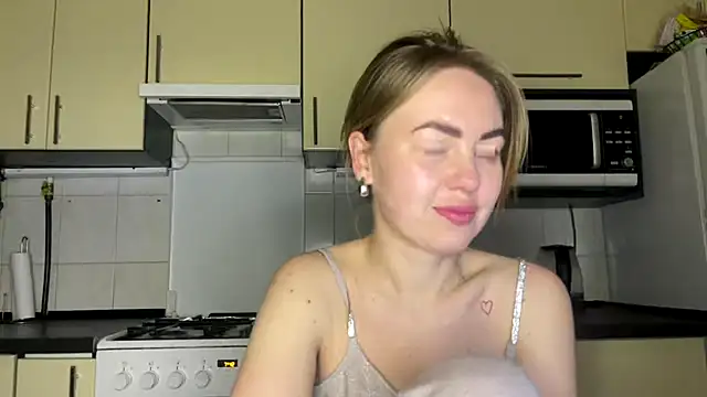 MartaLuna  online show from March 18, 2026, 9:48 pm