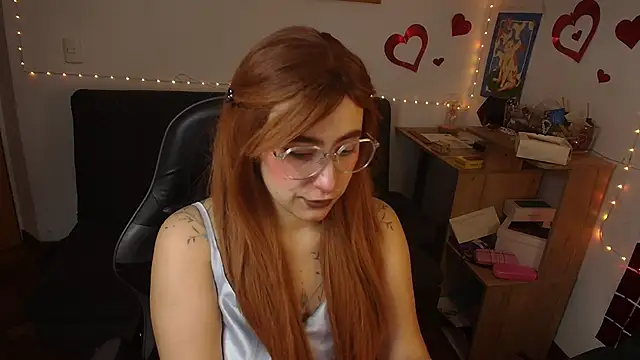 Miacatsito3 online show from May 19, 2026, 5:03 am