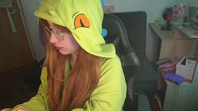 Miacatsito3 online show from November 7, 2025, 8:35 pm