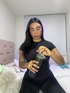 Snapshot of karolaalcendra chatting on March 1, 2026, 12:32 am karolaalcendra online show from March 1, 2026, 12:32 am