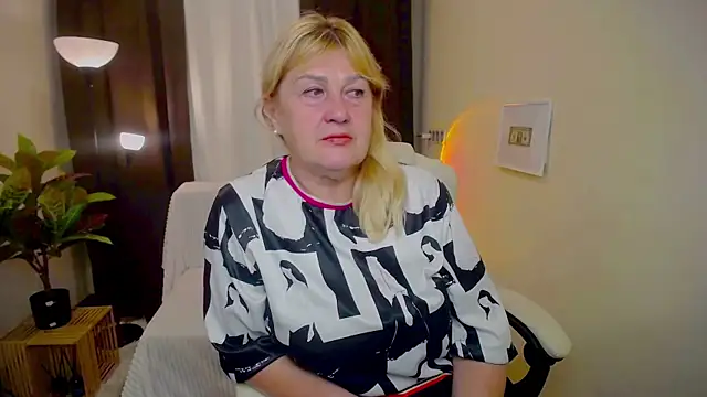 Snapshot of EmmaEllison chatting on September 14, 2025, 12:05 pm EmmaEllison online show from September 14, 2025, 12:05 pm