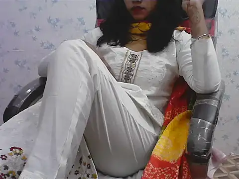 short girl  online show from April 5, 2026, 11:33 pm