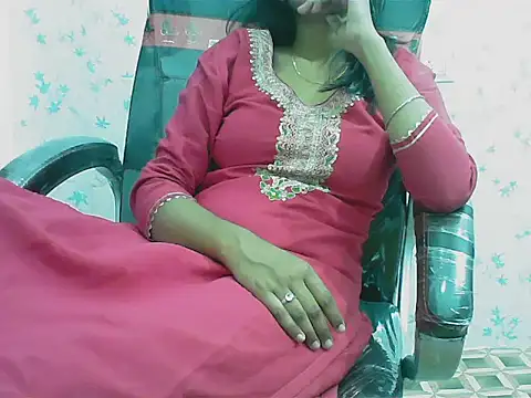 short girl  online show from March 25, 2026, 10:41 pm