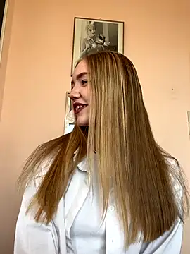 MilaMoone online show from September 24, 2025, 11:39 am