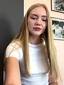 MilaMoone online show from September 30, 2025, 11:49 am