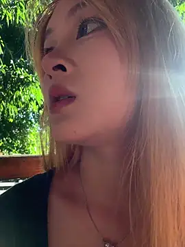 yuki june online show from October 27, 2025, 9:10 am