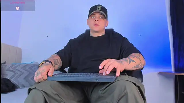 Snapshot of denis_munera chatting on October 17, 2025, 11:56 am denis munera online show from October 17, 2025, 11:56 am