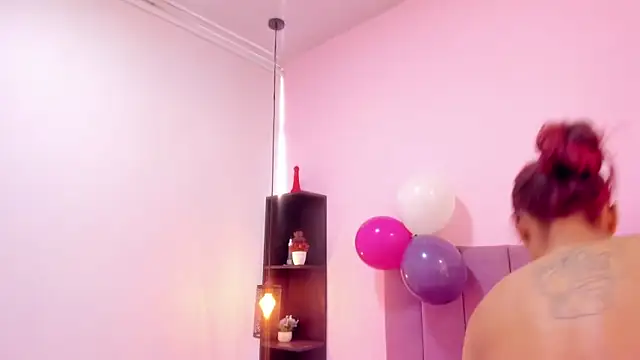 HoollyHendrix online show from November 8, 2025, 8:01 pm