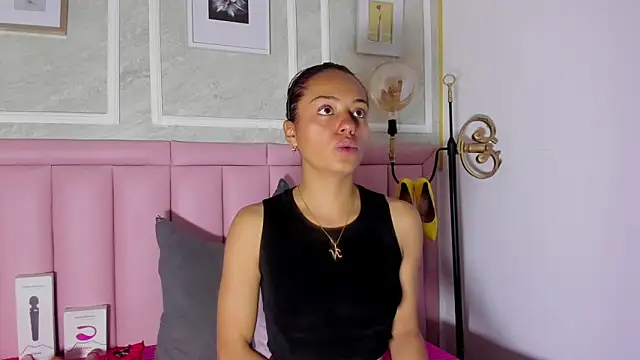 HoollyHendrix online show from January 5, 2026, 8:45 pm