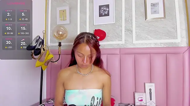 Snapshot of HoollyHendrix chatting on February 17, 2026, 8:50 pm HoollyHendrix online show from February 17, 2026, 8:50 pm