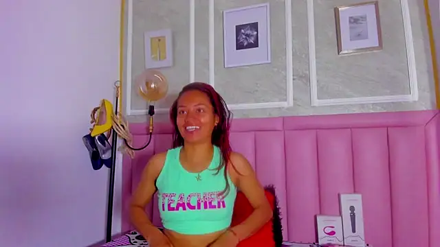 Snapshot of HoollyHendrix chatting on February 18, 2026, 9:00 pm HoollyHendrix online show from February 18, 2026, 9:00 pm